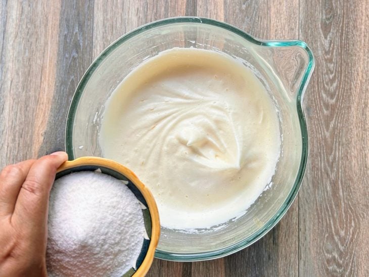 Tigela com claras misturadas às gemas e açúcar.