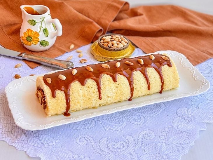 Um prato com rocambole simples.