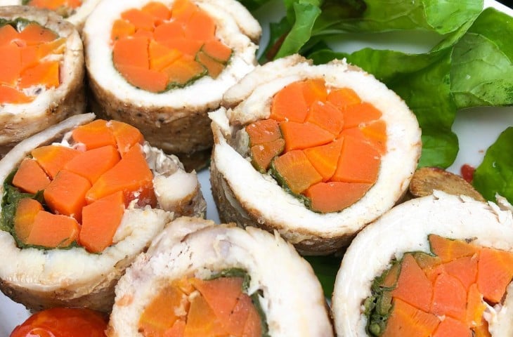 Rodelas de frango com rúcula e cenoura
