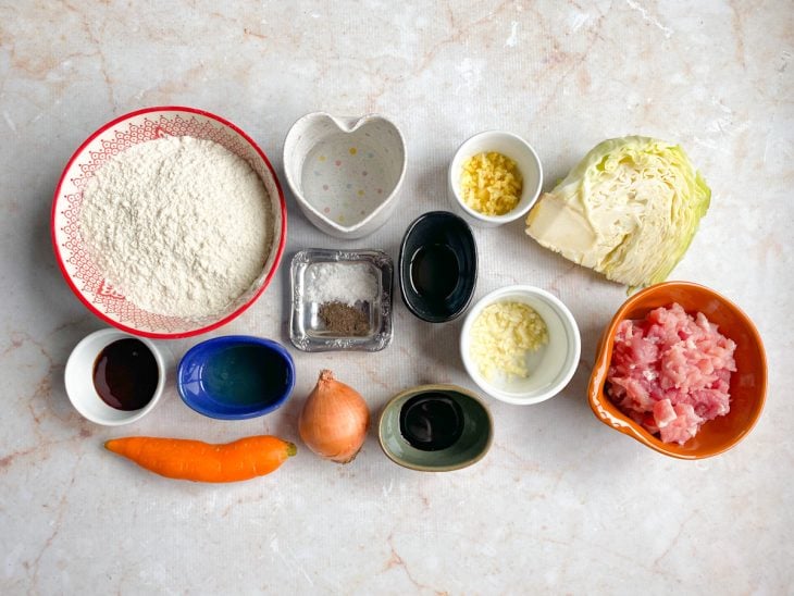 Uma bancada com os ingredientes da receita.