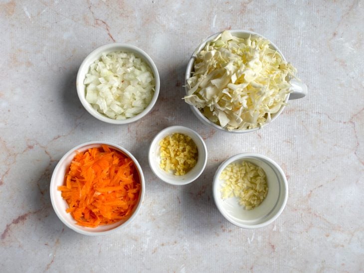 Recipientes com os ingredientes fatiados.