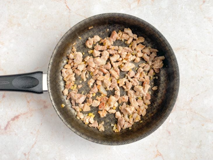 Carne, alho e gengibre na frigideira.