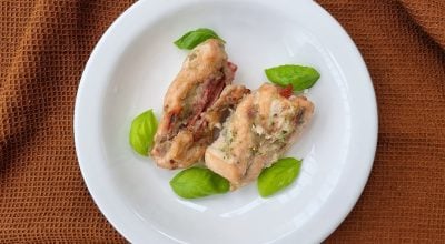 Rolinhos de frango recheado com queijo e calabresa