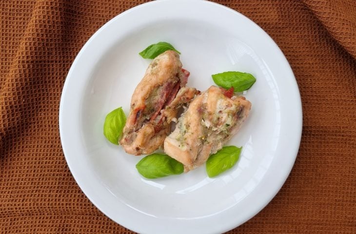 Rolinhos de frango recheado com queijo e calabresa