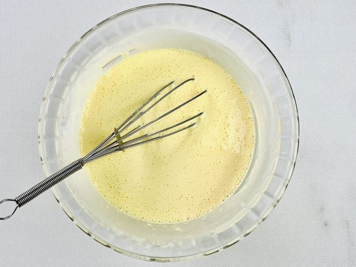 Ingredientes misturados com uma fouet (batedor de arame).