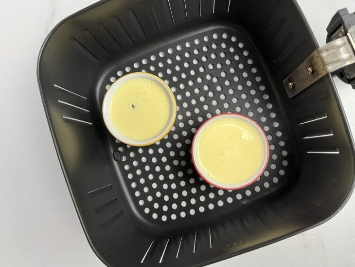 Potes com romeu e julieta dentro do cesto de uma air fryer.