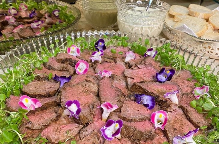 Rosbife com salada de folhas