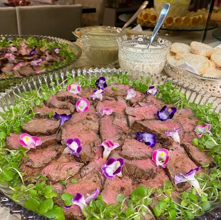 Rosbife com salada de folhas