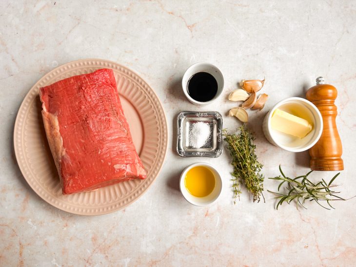 Ingredientes reunidos na bancada.