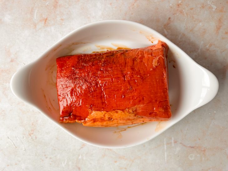 Peça da carne na travessa.