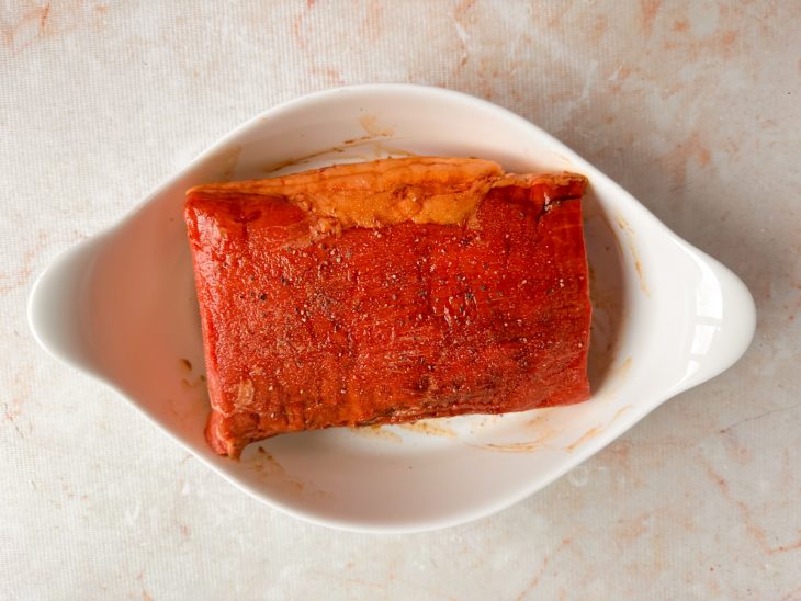 Carne temperada com sal e pimenta-do-reino.