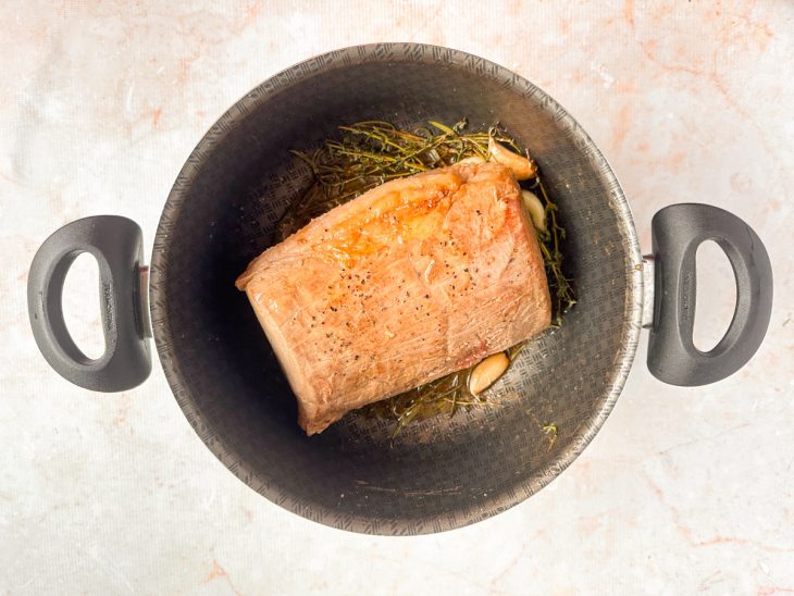 Carne sendo selada na panela.