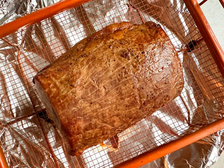 Carne descansando na grade.