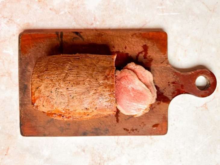 Carne sendo fatiada.