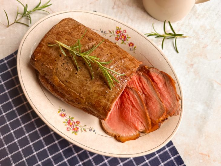 Carne servida em travessa.