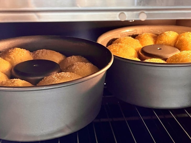 Um forno assando as roscas.