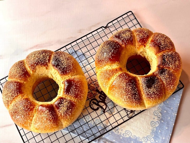 Uma bancada contendo duas rosca de leite condensado.