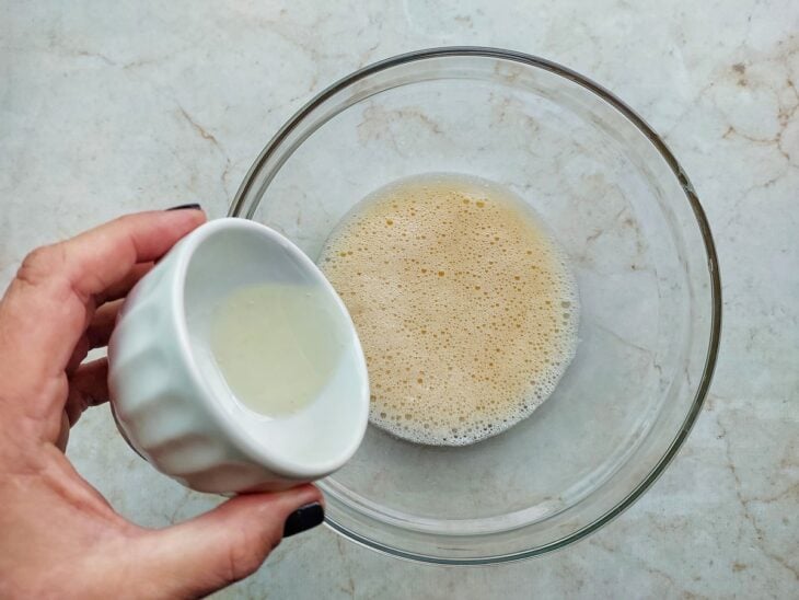 Água e óleo sendo misturados ao ovo batido.