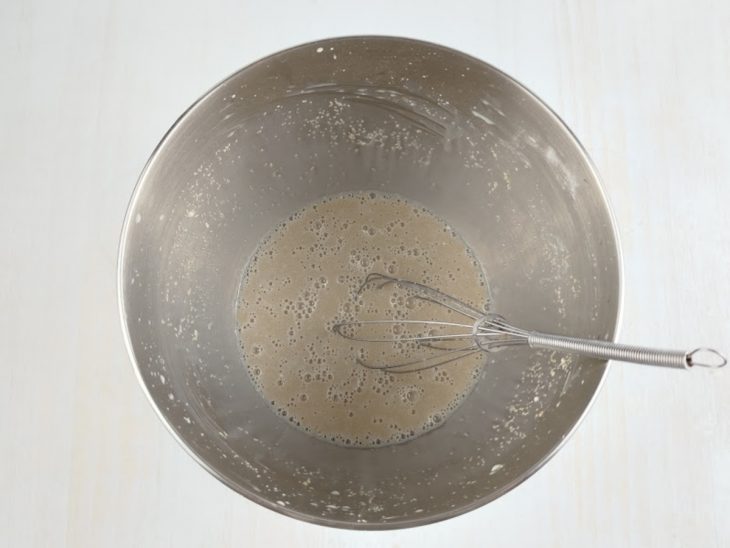 Fermento, açúcar e leite misturados.