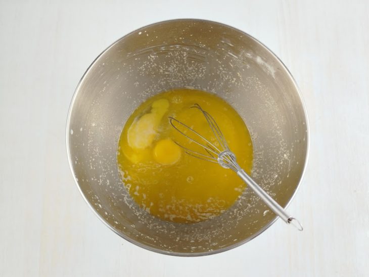 Ovos misturados na tigela.