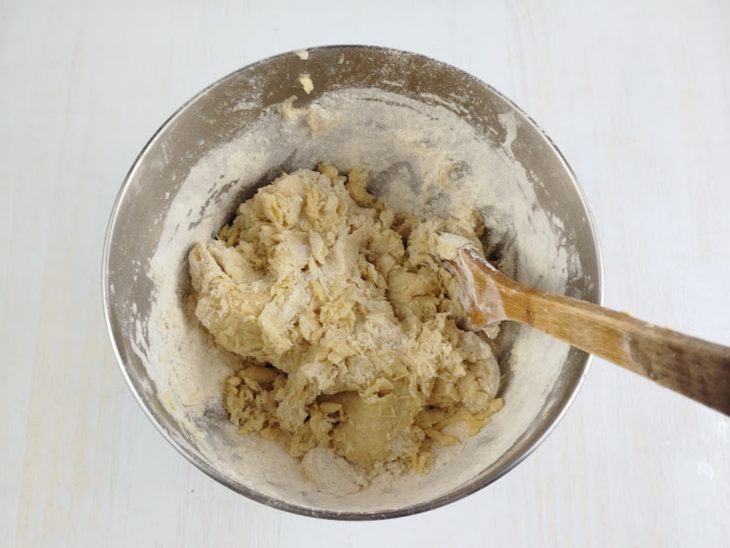 Farinha de trigo e sal adicionados.