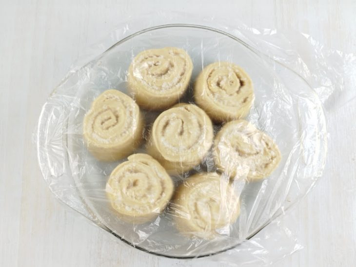 Rolinhos cobertos com plástico filme.