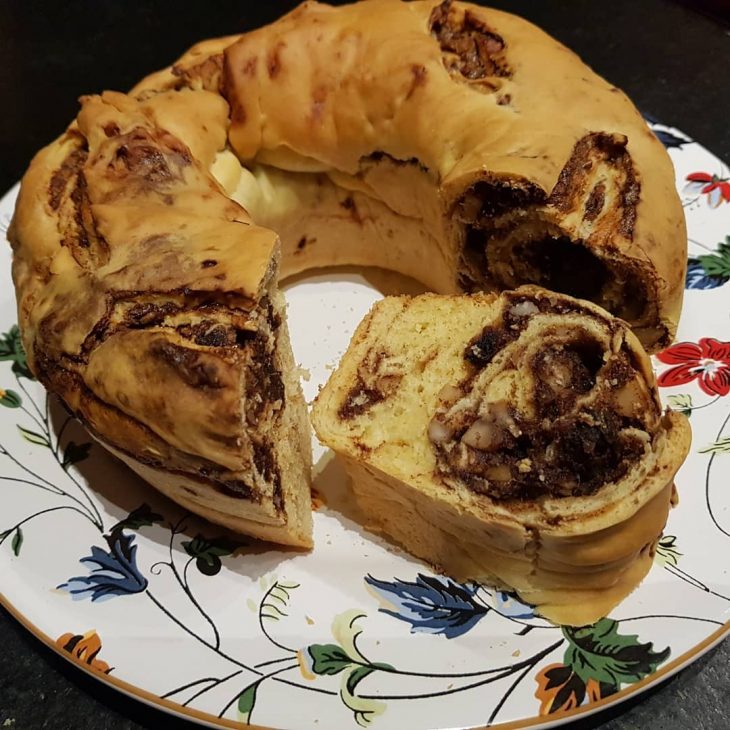 Rosca recheada com nozes e castanhas