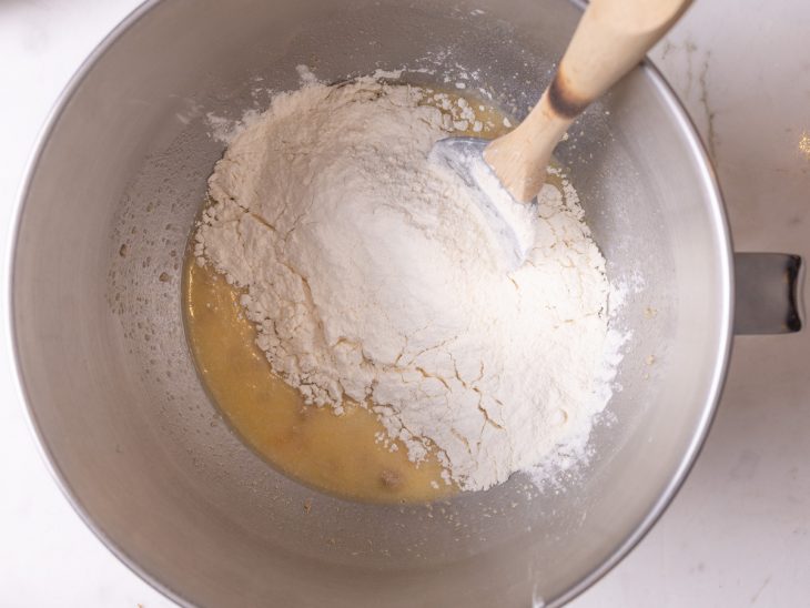 Farinha adicionada a tigela.