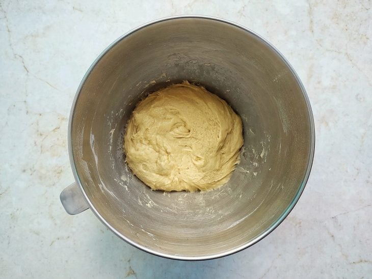 Farinha de trigo adicionada e incorpoada na tigela.