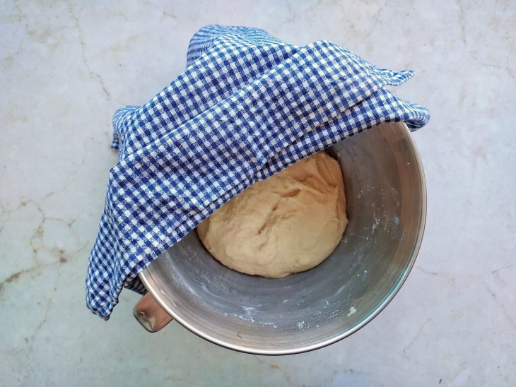 Tigela coberta com um pano.