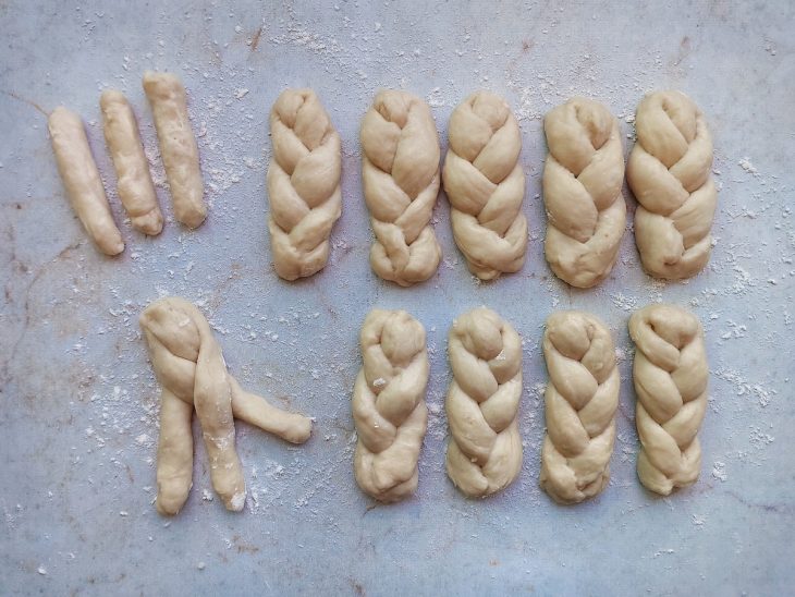 Rosquinhas trançadas sobre uma superfície lisa.