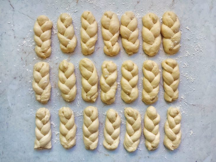 Todas as rosquinhas trançadas sobre uma superfície lisa.