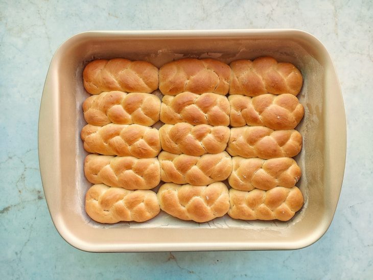 Rosquinhas assadas na assadeira.