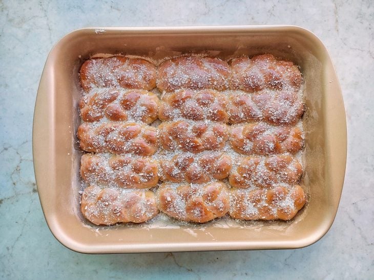 Rosquinhas finalizadas com leite condensado e coco ralado.
