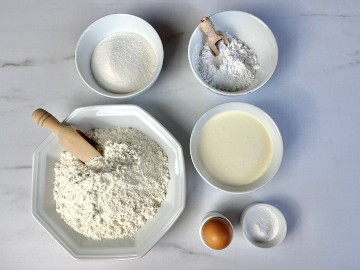 Uma bancada com os ingredientes separados.
