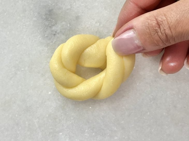Uma rosquinha de nata crua.