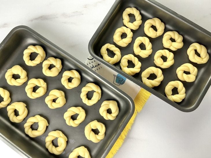 Formas com rosquinhas de nata para assar.