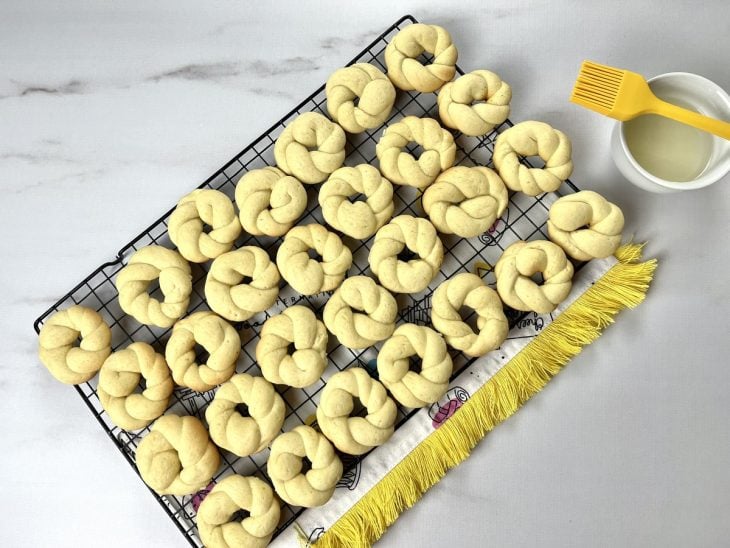 Uma grade com rosquinhas de nata após assar.