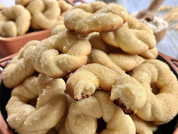 Um prato contendo rosquinha de nata.