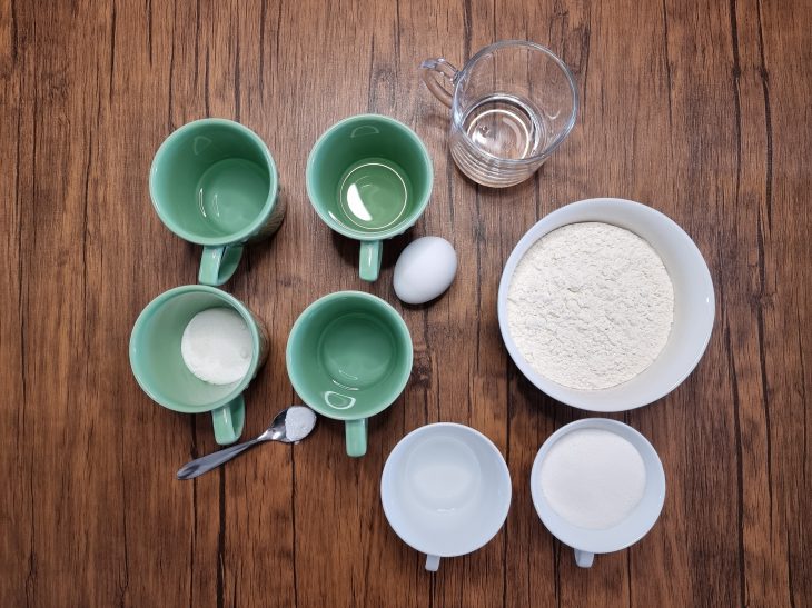 Todos os ingredientes reunidos para o preparo da rosquinha de pinga