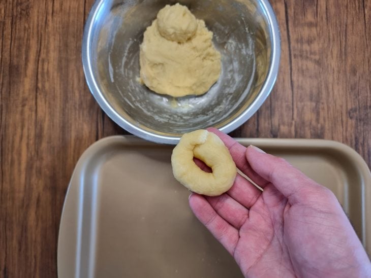 massa formada em rosquinhas, prontas para irem ao forno