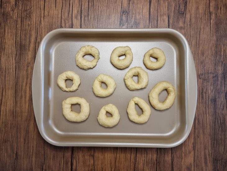 forma com rosquinhas já assadas