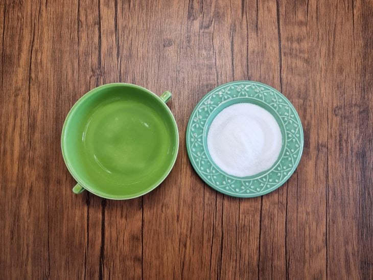 recipiente com mistura feita com água e pinga e prato com açúcar