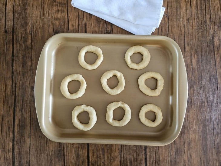 Rosquinhas de polvilho doce modeladas.