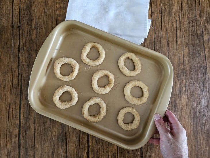 Rosquinhas em uma travessa sendo levadas ao forno.