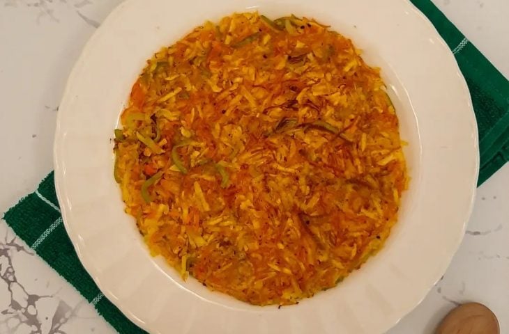 Rosti de mandioca com cenoura e alho-poró