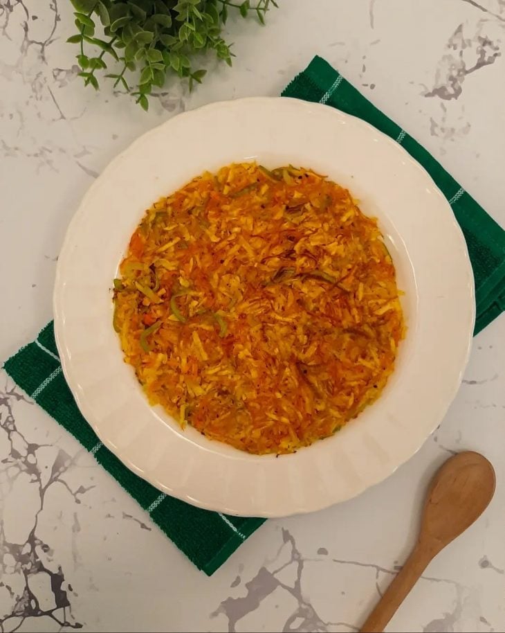 Rosti de mandioca com cenoura e alho-poró