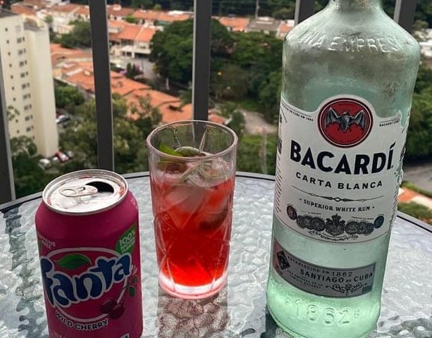 Rum com limão, hortelã e refrigerante