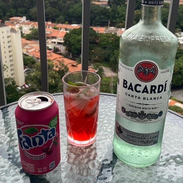 Rum com limão, hortelã e refrigerante