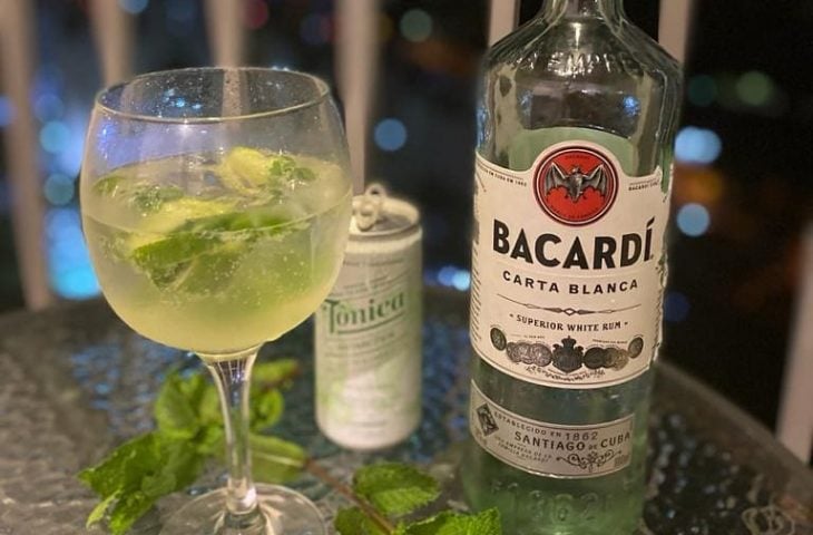 Rum tônica de limão com hortelã